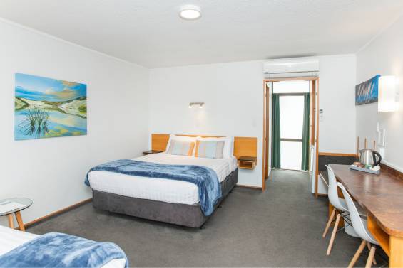queen studio - queen-size bed