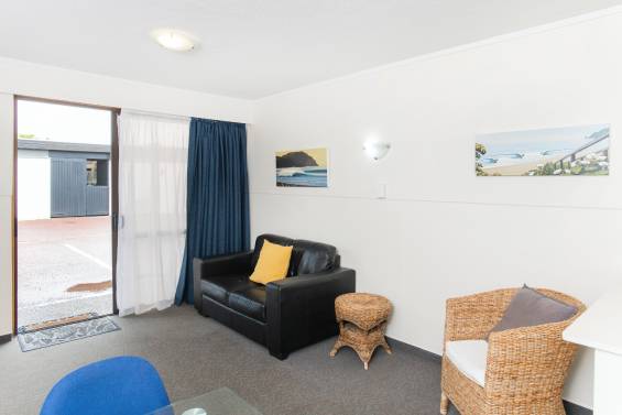 1-bedroom local art - lounge